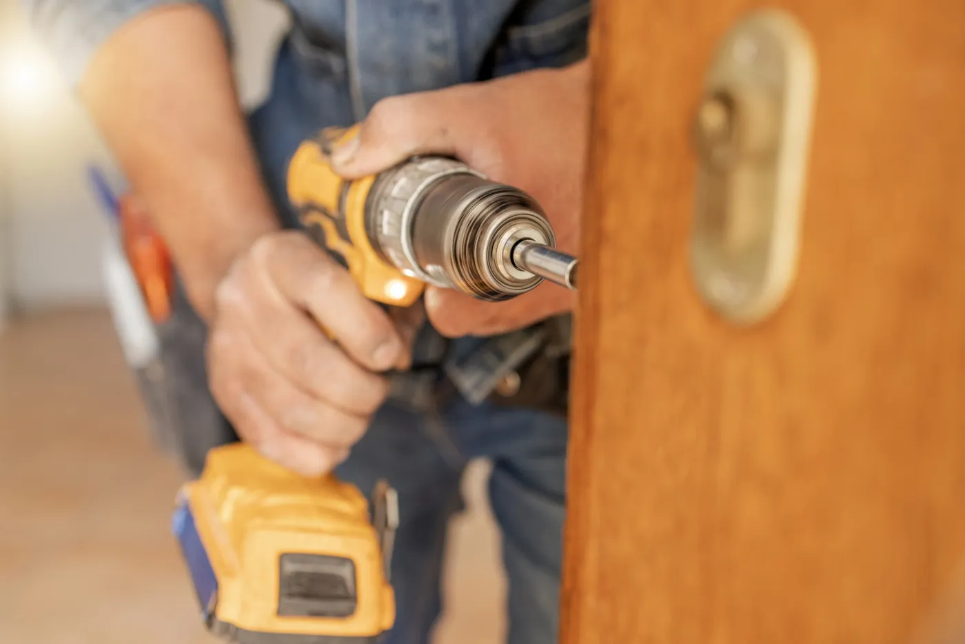 Cylindre de serrure en cours de remplacement sur une porte de maison à Noisy-le-Roi